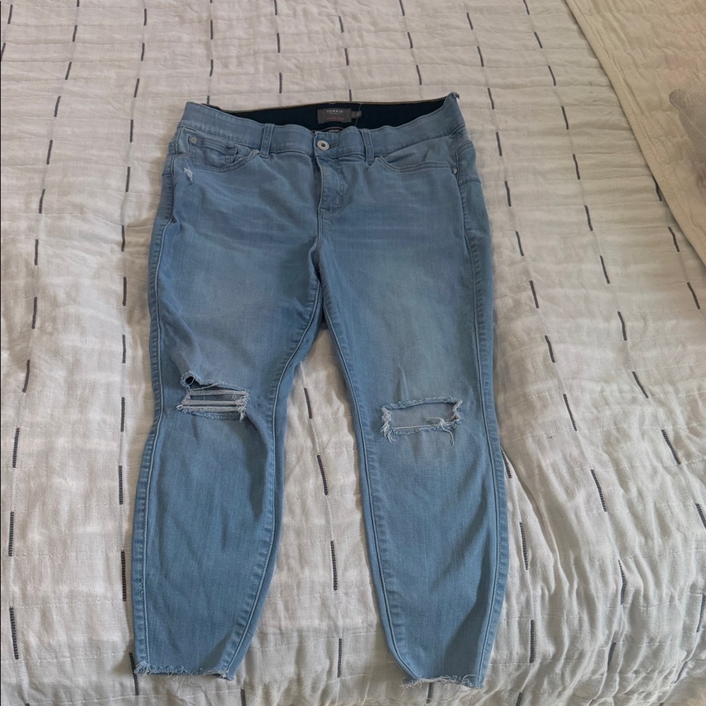 Torrid Light Blue Distressed Ripped Knee Ankle Jeans Size 16S Raw Hem Super Soft